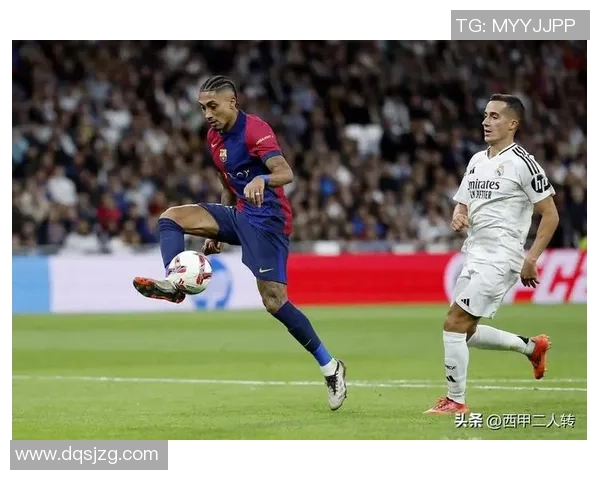 巴萨球星与小儿子共享温馨时光在球场上玩耍尽显父子情深