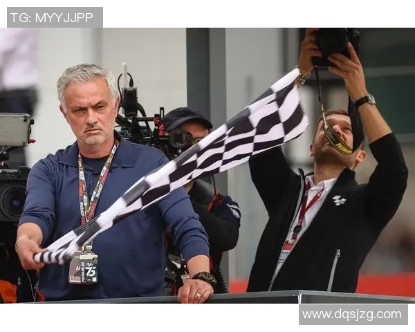 足球球星化身路人现身街头引发围观惊喜瞬间揭秘幕后故事